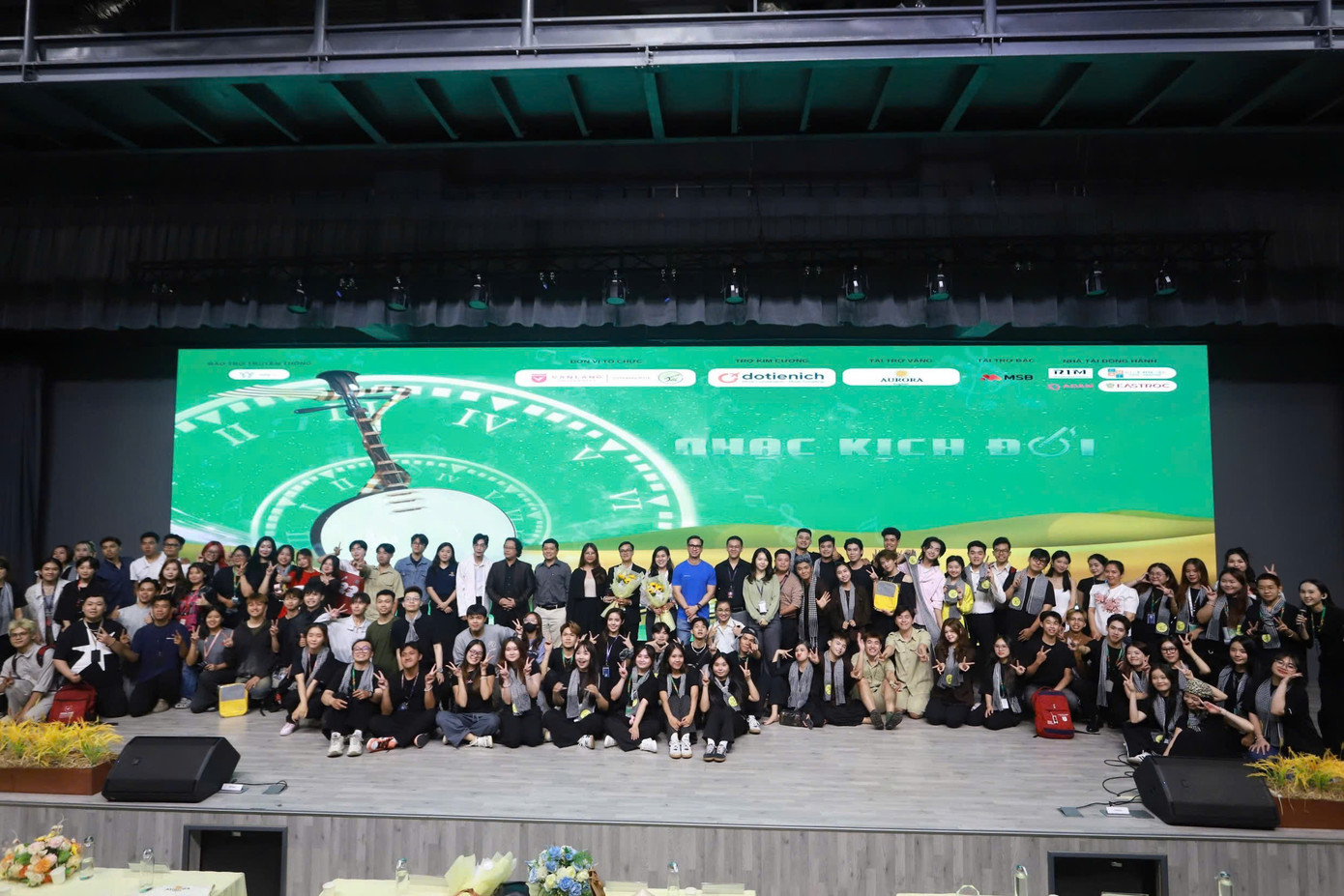 Khán giả cùng Ban Tổ chức chụp hình sau chương trình.