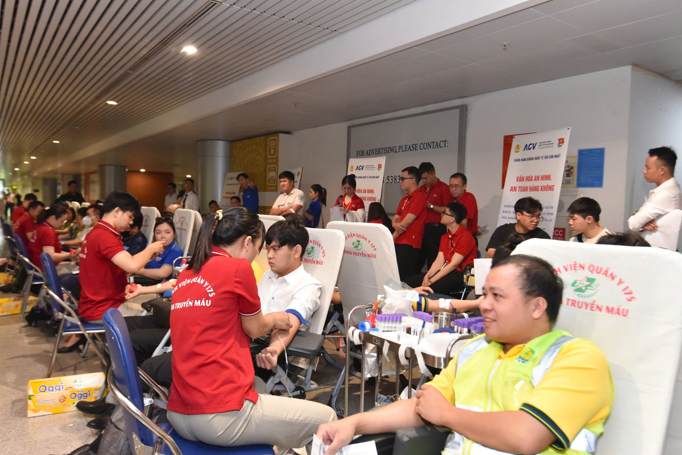 Rất đông bạn trẻ cùng tham gia hiến máu tại Ngày hội. Rất đông bạn trẻ cùng tham gia hiến máu tại Ngày hội.
