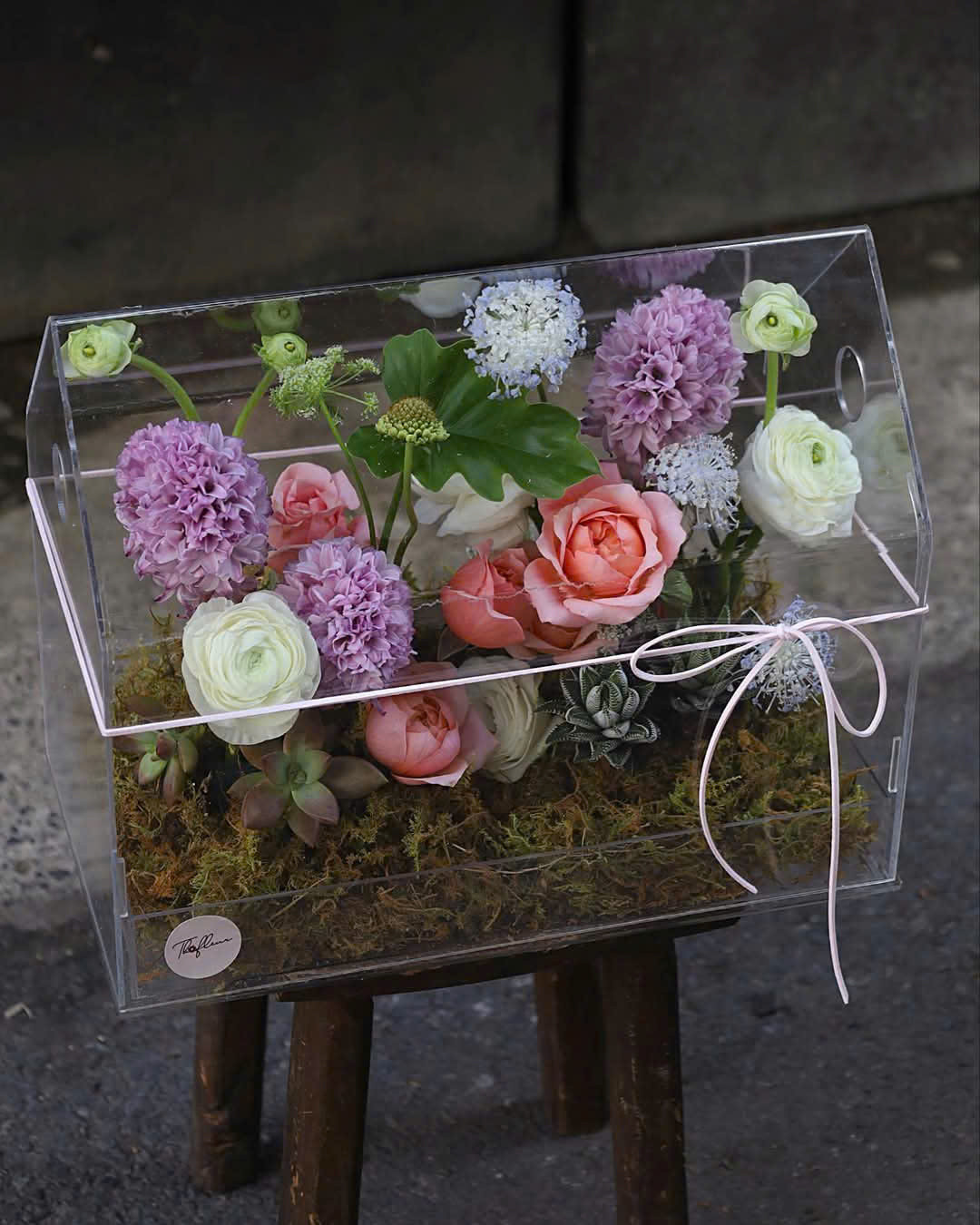 Hộp hoa tươi xinh xắn cũng là lựa chọn mang đến vẻ đẹp dành tặng phái nữ. Hộp hoa tươi xinh xắn cũng là lựa chọn mang đến vẻ đẹp dành tặng phái nữ.