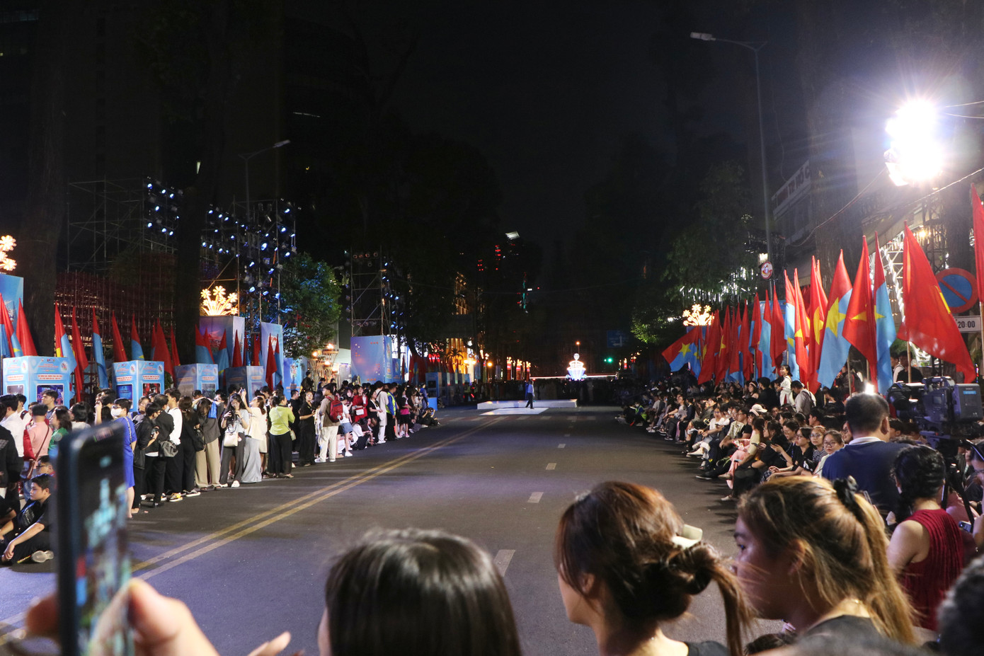 Sự kiện trọng điểm của 'Tóc xanh vạt áo 2025' chính là đêm đồng diễn 'Việt phục Tóc xanh vạt áo x Youth Fest'. Đêm đồng diễn đã được diễn ra tối 22/3 tại trục đường Phạm Ngọc Thạch - Nguyễn Văn Chiêm, phía trước khu vực Nhà văn hoá Thanh niên TP. HCM và Thành Đoàn TP. HCM.