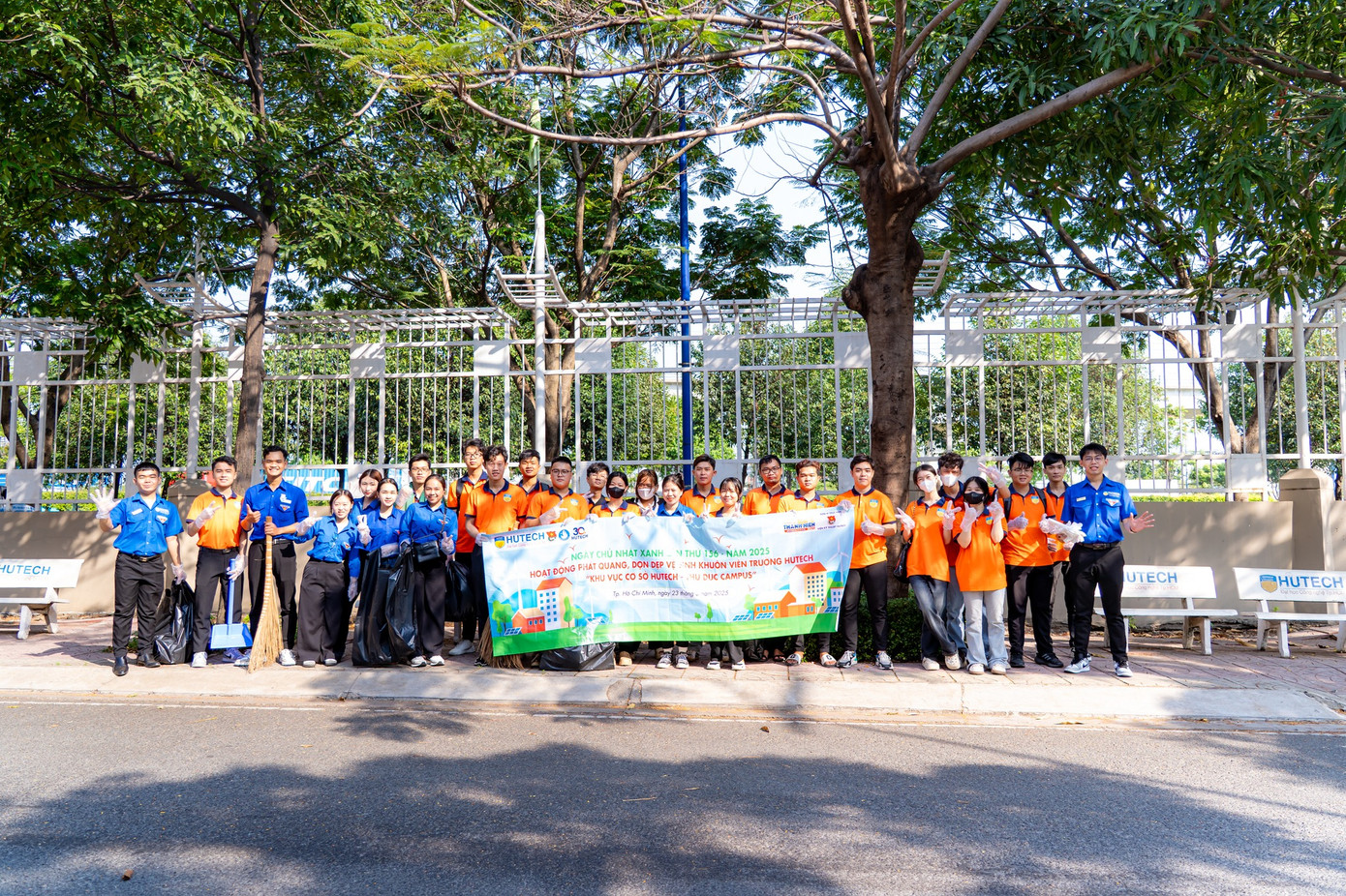 Đông đảo đoàn viên, sinh viên trường ĐH Công nghệ TP. HCM hưởng ứng hoạt động. Đông đảo đoàn viên, sinh viên trường ĐH Công nghệ TP. HCM hưởng ứng hoạt động.