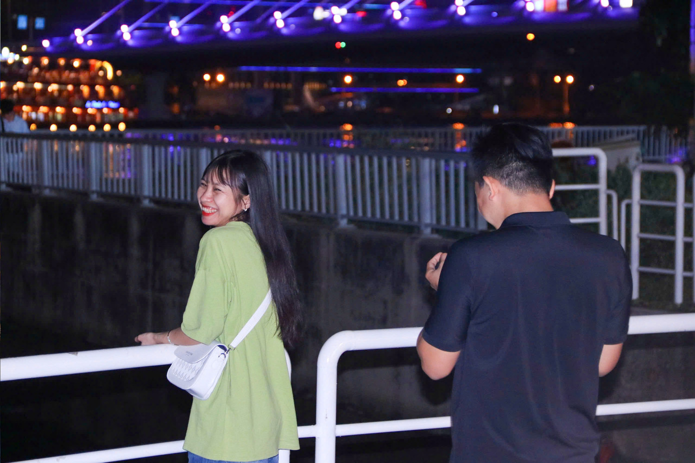 Nhiều bạn trẻ thích thú check-in tại bờ kè công viên bờ sông Sài Gòn.