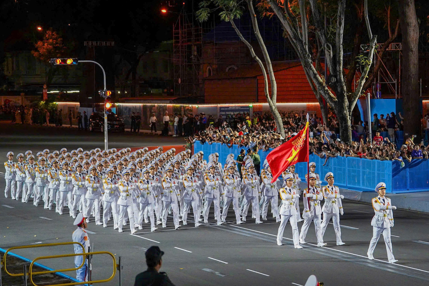 Đội diễu binh trên đường Lê Duẩn (Q.1). (Ảnh: Hồng Nguyễn)