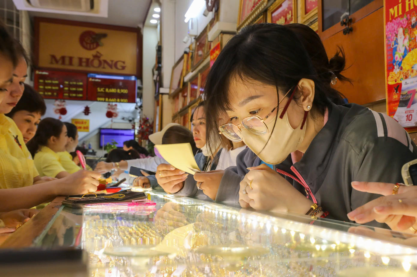 Bạn trẻ TP. HCM chọn lựa vàng để mua vào ngày vía Thần Tài. (Ảnh: Duy Anh) Bạn trẻ TP. HCM chọn lựa vàng để mua vào ngày vía Thần Tài. (Ảnh: Duy Anh)