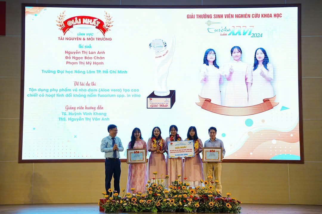 Nhóm đã xuất sắc giành giải Nhất, Giải thưởng Sinh viên nghiên cứu khoa học Euréka 2024, lĩnh vực Tài nguyên và Môi trường. Nhóm đã xuất sắc giành giải Nhất, Giải thưởng Sinh viên nghiên cứu khoa học Euréka 2024, lĩnh vực Tài nguyên và Môi trường.