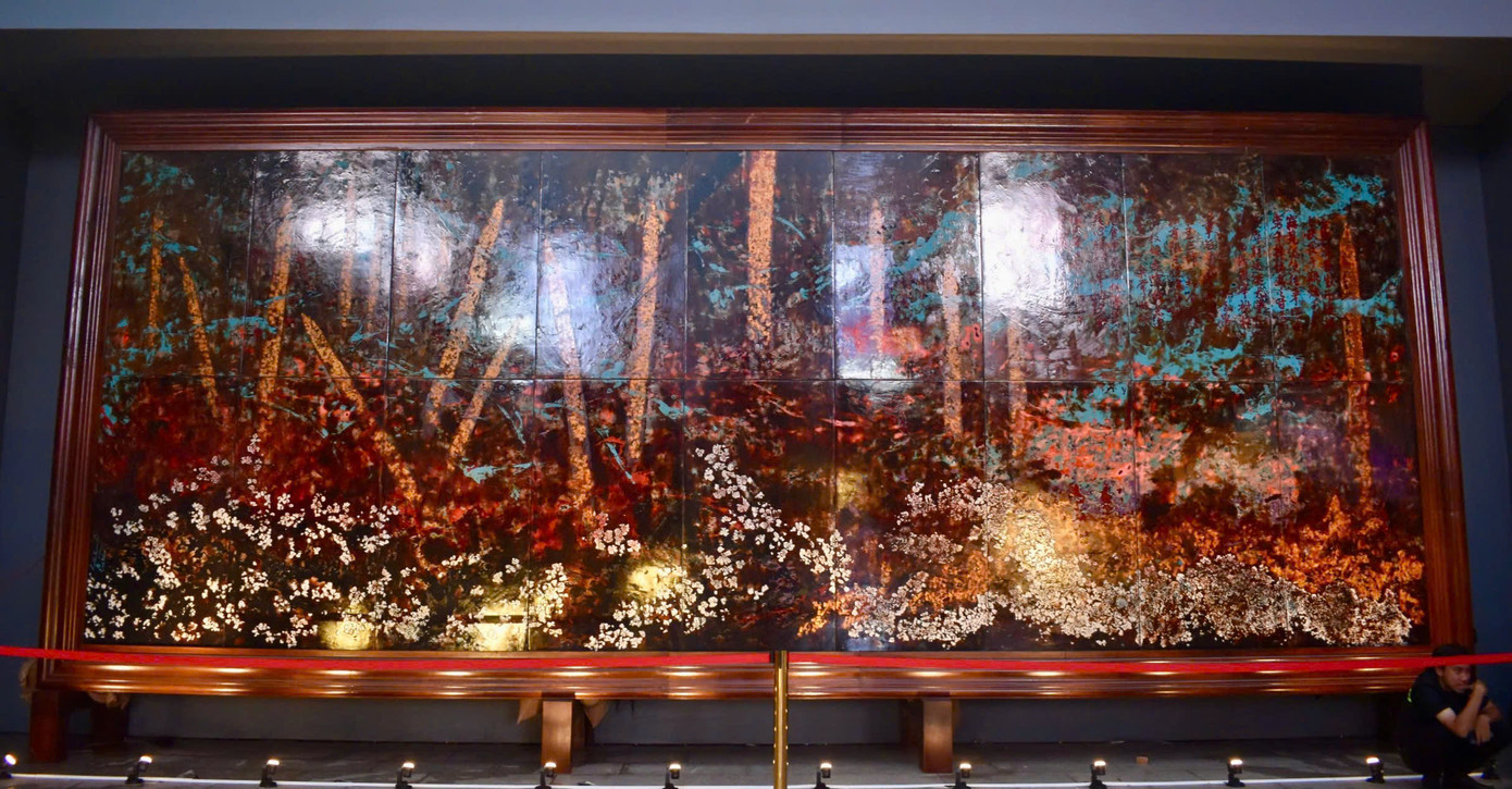 Bức tranh sơn mài Hịch tướng sĩ cao 3,8m, dài 9,5m, gồm 18 tấm nhỏ ghép thành.