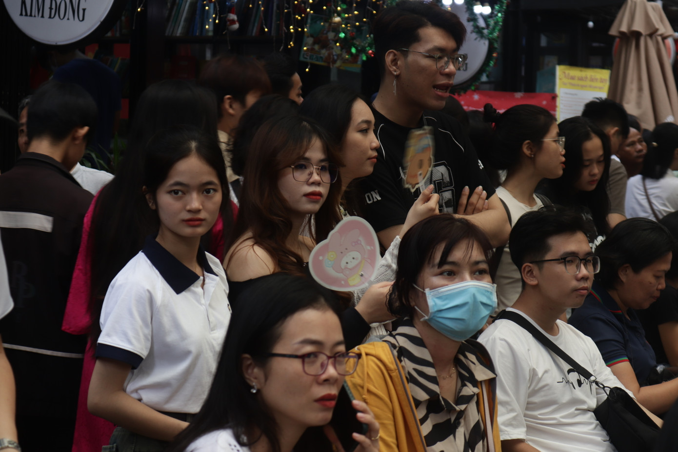 Rất đông bạn trẻ tham dự chương trình. Rất đông bạn trẻ tham dự chương trình.