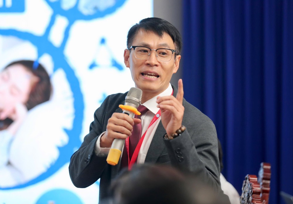 Tại hội thảo, tham luận về nội dung “Thực trạng Rối loạn giấc ngủ hiện nay, nguyên nhân, hậu quả, phòng ngừa” PGS. TS. BS Lê Khắc Bảo - Giám đốc Trung tâm Giáo dục Y học, trường ĐH Y Dược TP. HCM, Phó Trưởng khoa Hô hấp, Bệnh viện Nhân dân Gia Định, Phó Chủ tịch Hội Y học Giấc ngủ Việt Nam cho biết: “Y học giấc ngủ là ngành mới, thực trạng của rối loạn giấc ngủ hiện nay rất phổ biến, rối loạn giấc ngủ rất đa dạng nhưng chưa được quan tâm đúng mức. Tần suất rối loạn giấc ngủ rất nhiều”. Tại hội thảo, tham luận về nội dung “Thực trạng Rối loạn giấc ngủ hiện nay, nguyên nhân, hậu quả, phòng ngừa” PGS. TS. BS Lê Khắc Bảo - Giám đốc Trung tâm Giáo dục Y học, trường ĐH Y Dược TP. HCM, Phó Trưởng khoa Hô hấp, Bệnh viện Nhân dân Gia Định, Phó Chủ tịch Hội Y học Giấc ngủ Việt Nam cho biết: “Y học giấc ngủ là ngành mới, thực trạng của rối loạn giấc ngủ hiện nay rất phổ biến, rối loạn giấc ngủ rất đa dạng nhưng chưa được quan tâm đúng mức. Tần suất rối loạn giấc ngủ rất nhiều”.