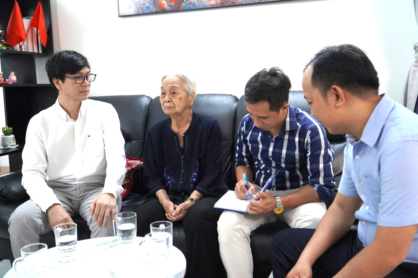 Bà Lê Thị Chi (thứ hai bên trái) chia sẻ. Bà Lê Thị Chi (thứ hai bên trái) chia sẻ.