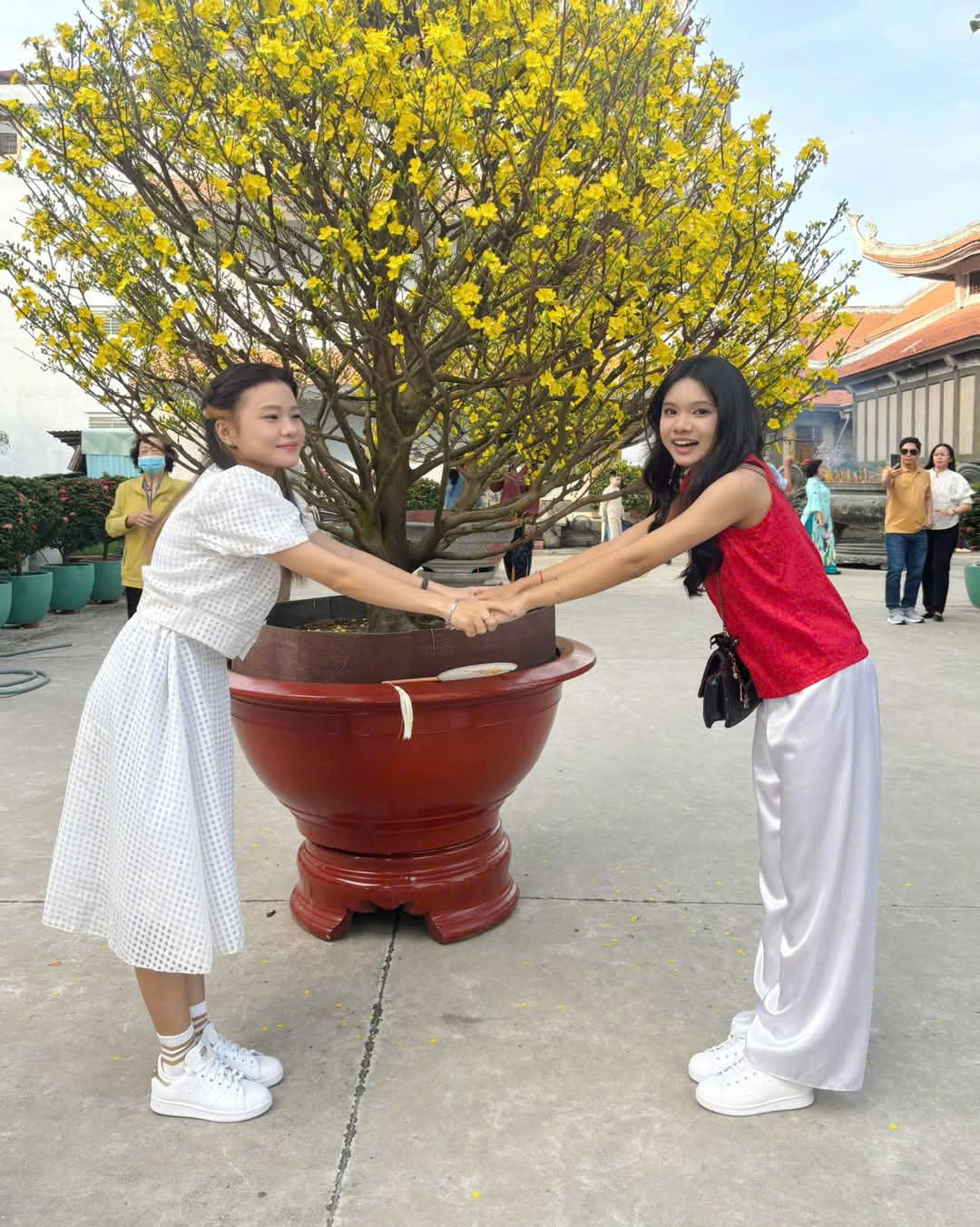 Trân Châu (2002) cùng gia đình lưu lại khoảnh khắc Xuân tại chùa.