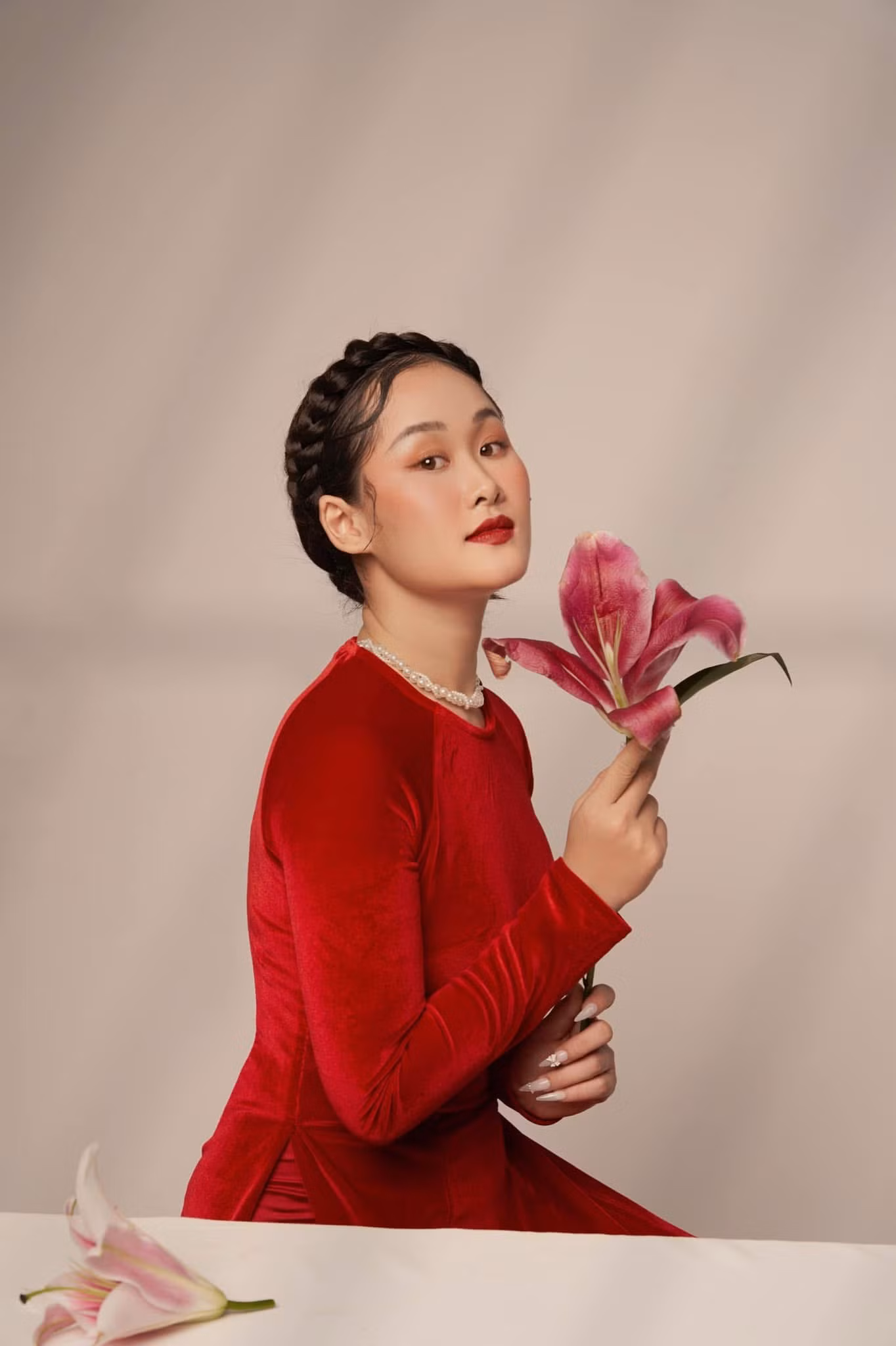 Màu sắc sặc sỡ, cùng phụ kiện hoa tô điểm nét kiêu sa và thanh lịch. (Ảnh: Jannie)