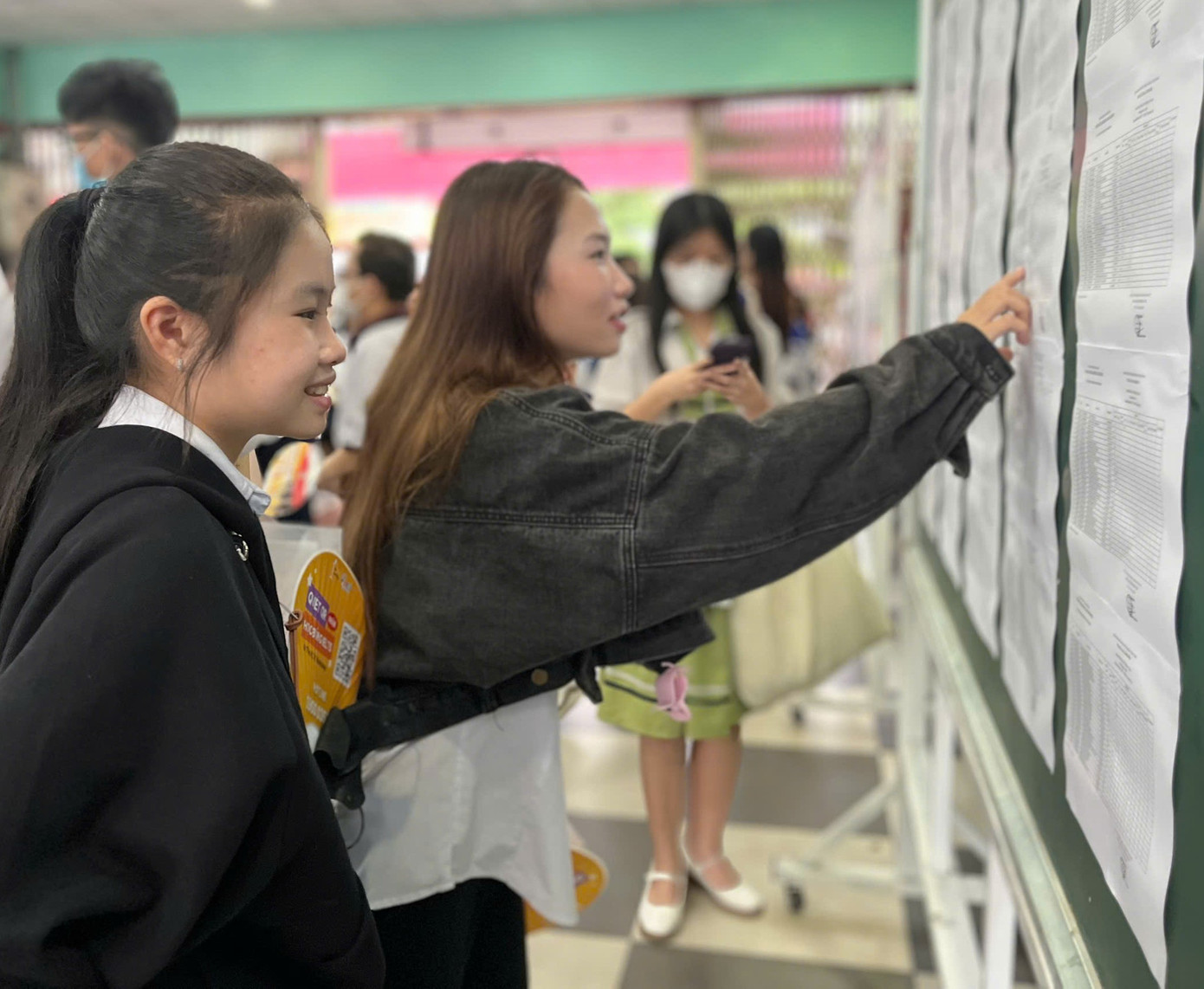 Thí sinh làm thủ tục dự thi tại TP. HCM chiều 25/6. Thí sinh làm thủ tục dự thi tại TP. HCM chiều 25/6.