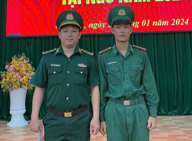 Khánh Duy bên Phải đang háo hức được tham gia chương trình &apos;Nâng bước thủ khoa 2024&apos;.