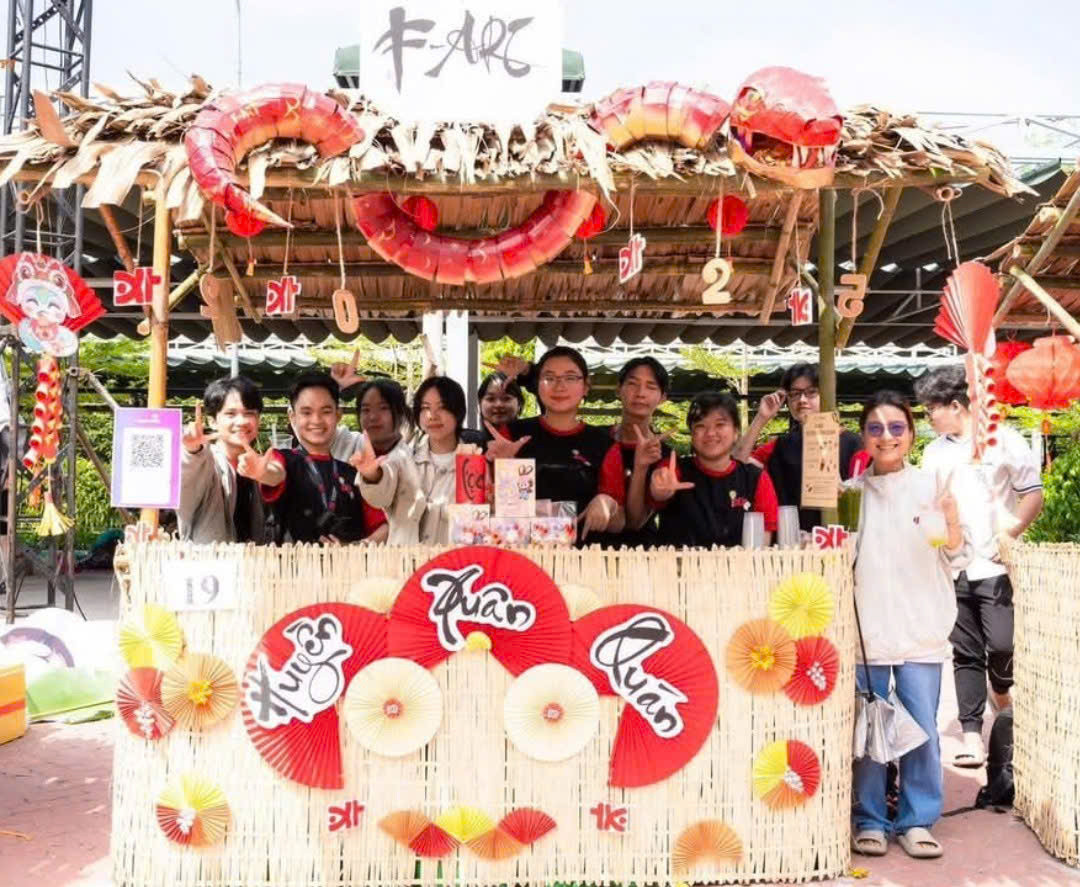 Mỗi góc nhỏ tại trường ĐH FPT đều tràn ngập không khí Tết, tạo nên không gian ấm cúng và rực rỡ sắc xuân, lý tưởng cho các bạn sinh viên check-in.