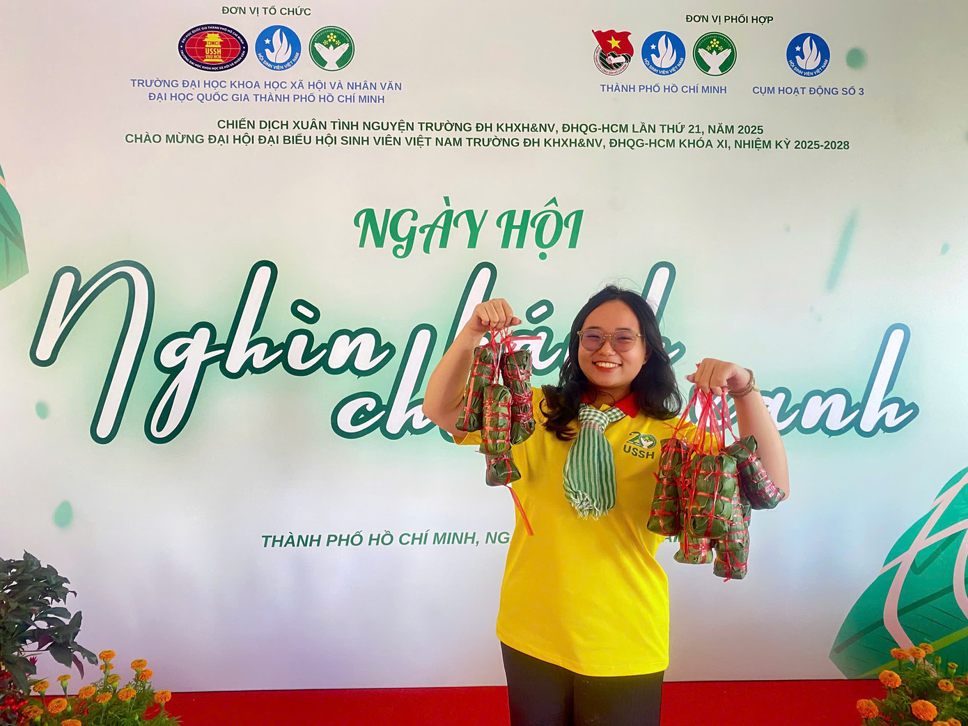 Phương Nghi (Đội phó Đội hình Công tác xã hội) bày tỏ: “Chỉ tiêu năm nay của Đội hình là gói tổng cộng 120 bánh để tặng cho người dân tại địa bàn. Mình cảm thấy mọi người ấm áp, đoàn kết và có tinh thần của một gia đình&quot;.