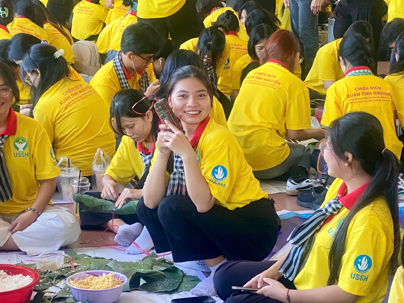 Các bạn sinh viên hào hứng cùng tham gia chương trình.