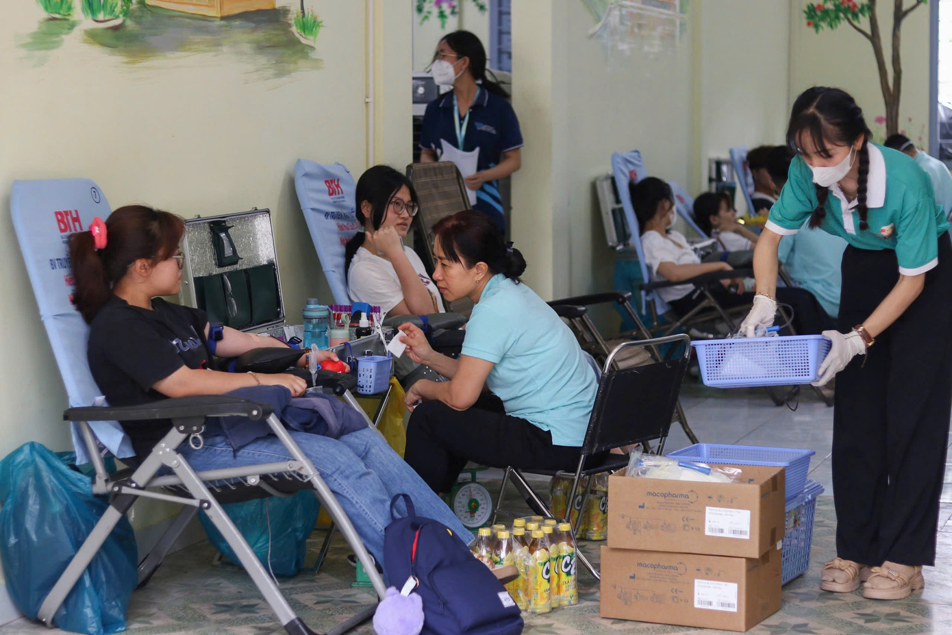 Các bạn sinh viên tình nguyện phấn khởi khi trao đi những giọt máu của mình. Các bạn sinh viên tình nguyện phấn khởi khi trao đi những giọt máu của mình.