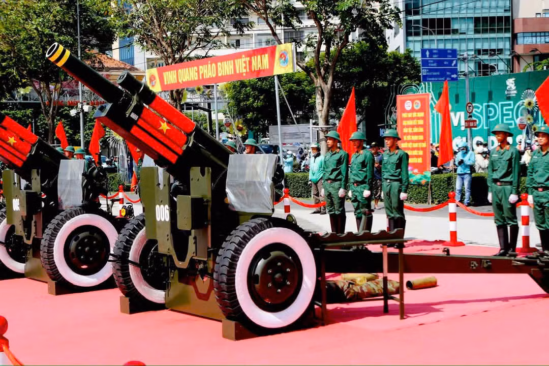 Đội hình pháo lễ luyện tập mỗi ngày.