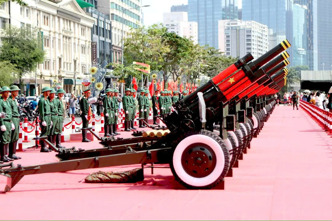 15 khẩu pháo được đặt dọc theo Công viên Bến Bạch Đằng (TP. HCM). (Ảnh: Hoàng Oanh) 15 khẩu pháo được đặt dọc theo Công viên Bến Bạch Đằng (TP. HCM). (Ảnh: Hoàng Oanh)