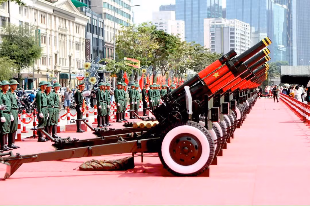 15 khẩu pháo được đặt dọc theo Công viên Bến Bạch Đằng (TP. HCM). (Ảnh: Hoàng Oanh)