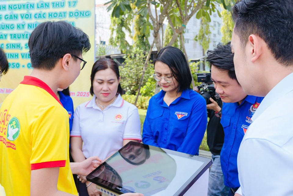 Đoàn viên, sinh viên cùng trải nghiệm hệ thống tra cứu.