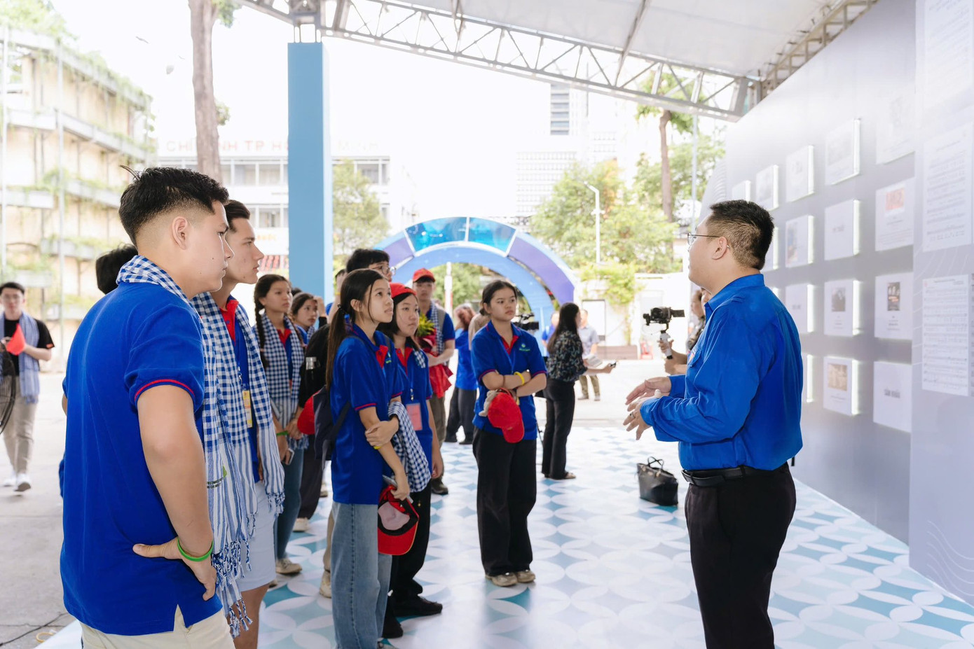 Thanh niên kiều bào tham quan tìm hiểu về lịch sử thông qua các điểm đến tại TP. HCM. (Ảnh: TLTĐ)