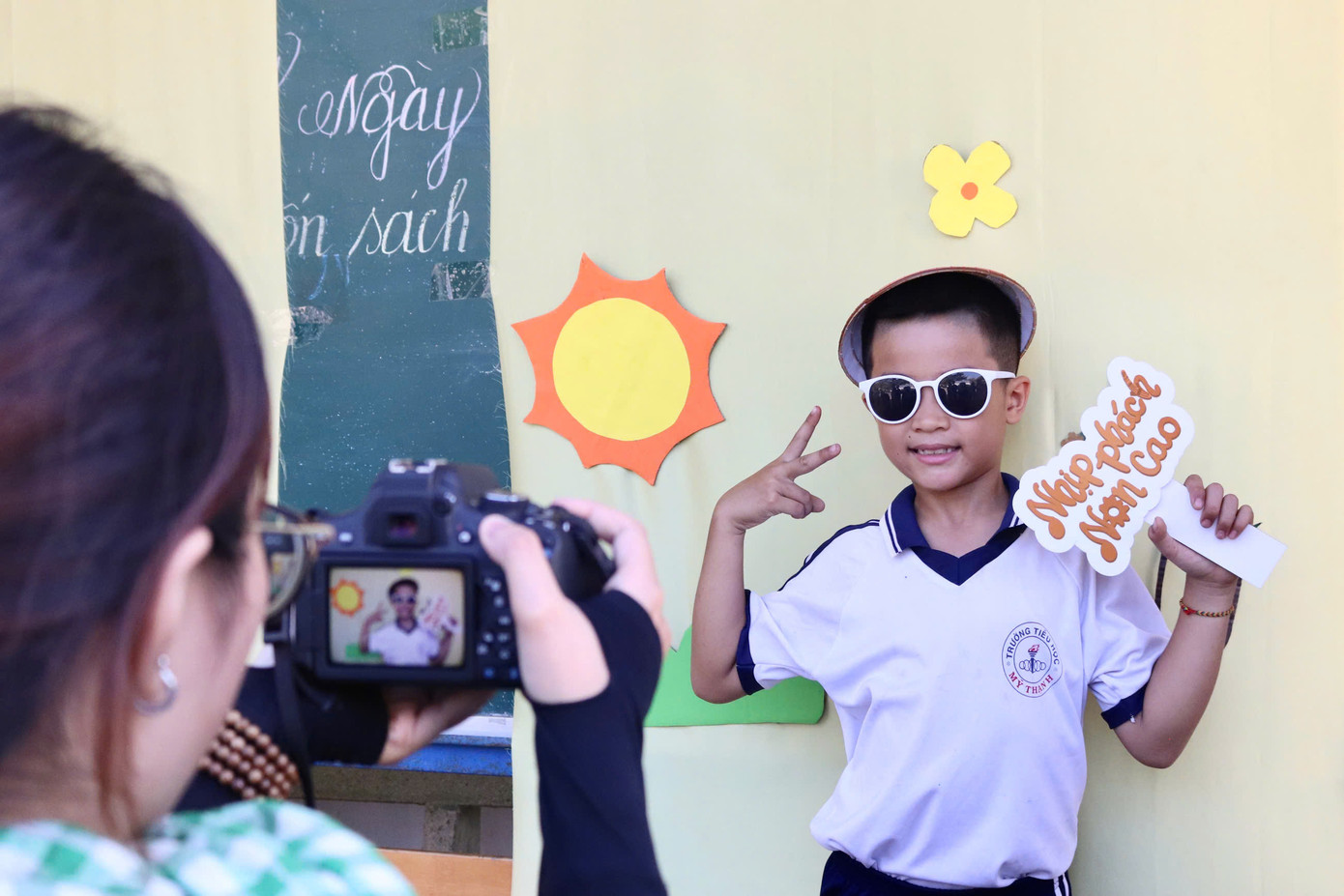 Thành viên câu lạc bộ nhiệt tình hỗ trợ các em chọn phụ kiện và tạo dáng trước ống kính. Thành viên câu lạc bộ nhiệt tình hỗ trợ các em chọn phụ kiện và tạo dáng trước ống kính.