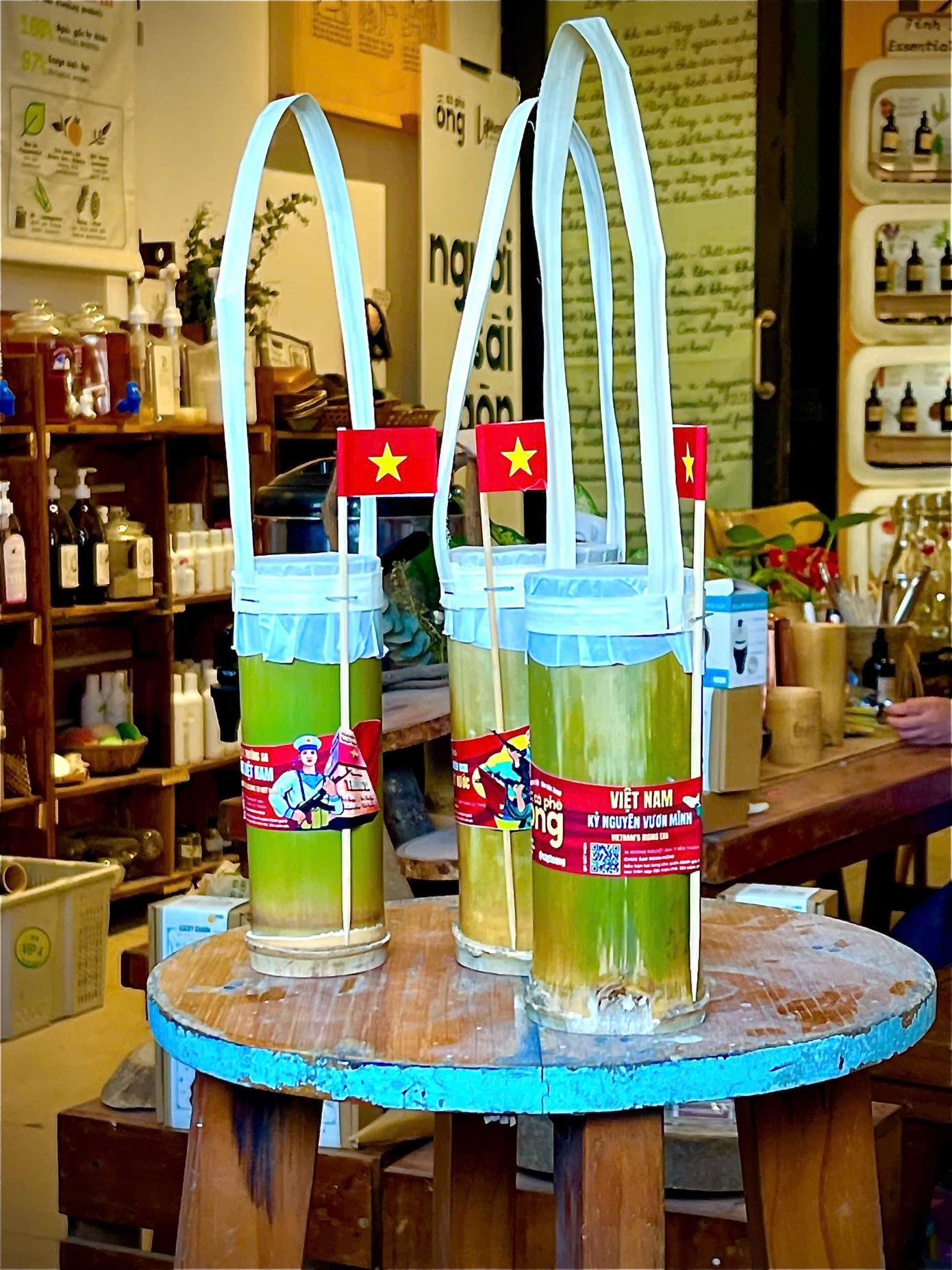 Cà phê ống tre với thiết kế đậm chất văn hóa Việt. Cà phê ống tre với thiết kế đậm chất văn hóa Việt.