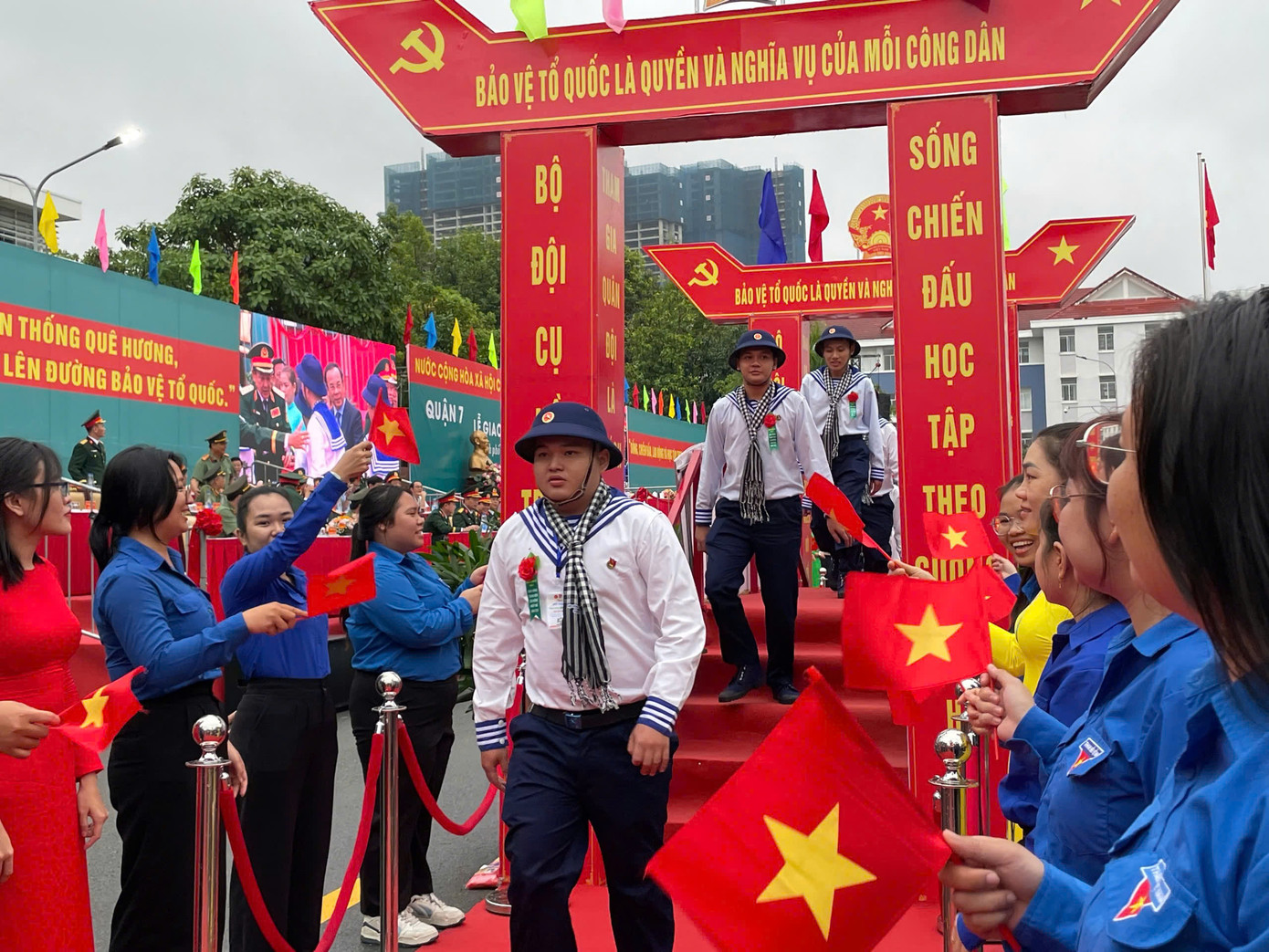 Các tân chiến sĩ đi qua đài vinh quang trước khi lên xe.