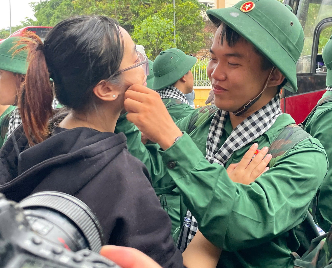 Khoảnh khắc anh chiến sĩ trẻ chia tay bạn gái trước giờ lên đường.