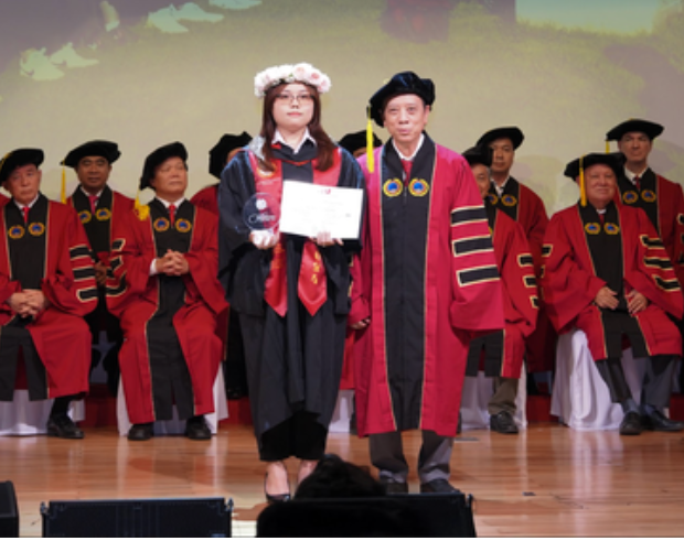 Mỹ Quỳnh tại Lễ tốt nghiệp ngày 17/5/2025. Mỹ Quỳnh tại Lễ tốt nghiệp ngày 17/5/2025.