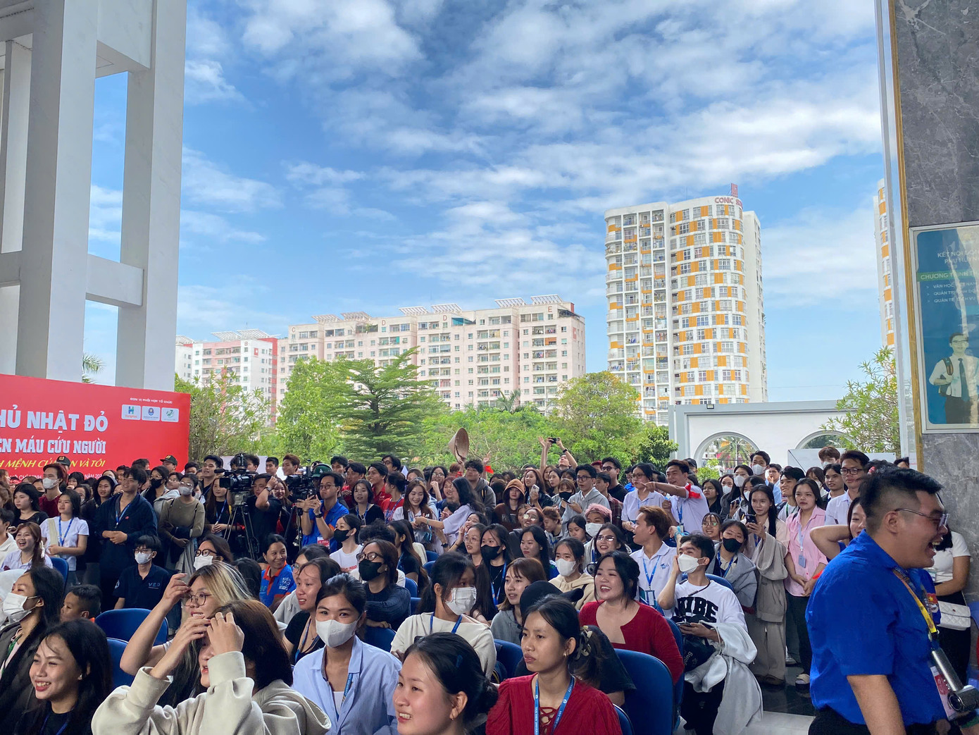 Rất đông các bạn sinh viên trường ĐH Văn Hiến 'cháy' hết mình cùng Ngày hội. Rất đông các bạn sinh viên trường ĐH Văn Hiến 'cháy' hết mình cùng Ngày hội.