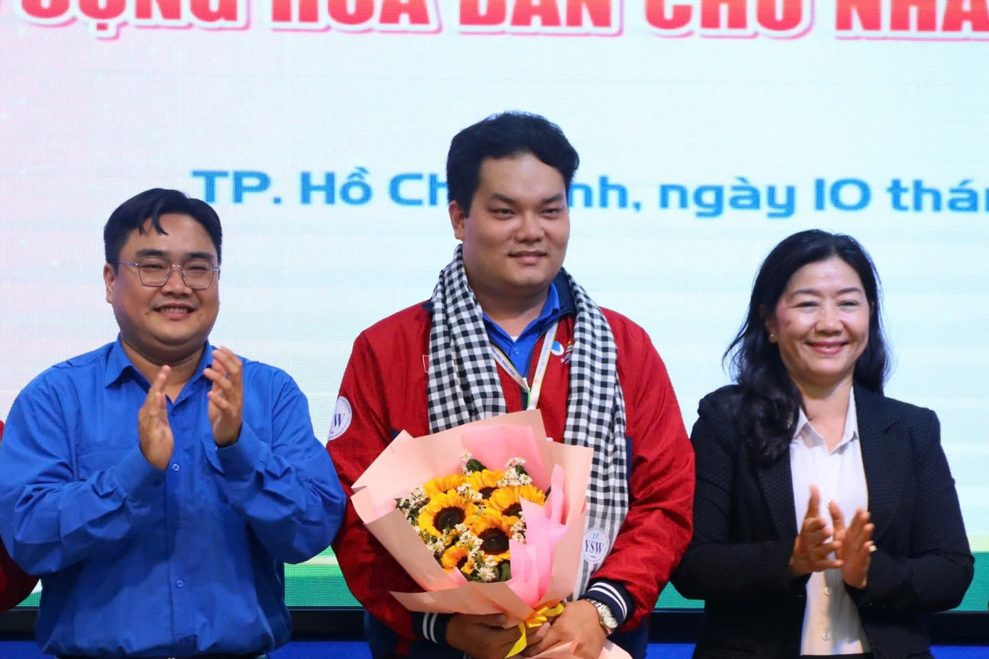 Bà Nguyễn Thị Bạch Mai - Phó Trưởng Ban thường trực Ban Tuyên giáo và Dân vận Thành ủy TP. HCM cùng anh Ngô Minh Hải - Bí thư Thành Đoàn, Chủ tịch Hội LHTN TP. HCM tặng hoa, khăn rằn cho Ban Chỉ huy các hoạt động. Bà Nguyễn Thị Bạch Mai - Phó Trưởng Ban thường trực Ban Tuyên giáo và Dân vận Thành ủy TP. HCM cùng anh Ngô Minh Hải - Bí thư Thành Đoàn, Chủ tịch Hội LHTN TP. HCM tặng hoa, khăn rằn cho Ban Chỉ huy các hoạt động.