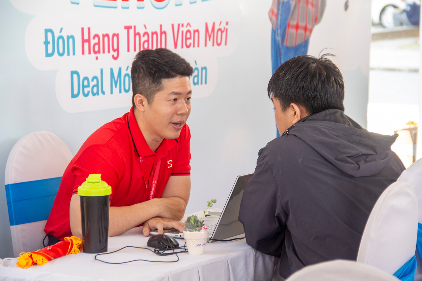 Bạn trẻ đến phỏng vấn tại Ngày hội việc làm.