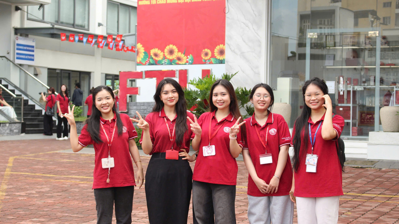 Nhóm tình nguyện viên hỗ trợ Kỳ thi Đánh giá năng lực lần 2 tại trường ĐH Ngoại thương, Cơ sở II. Nhóm tình nguyện viên hỗ trợ Kỳ thi Đánh giá năng lực lần 2 tại trường ĐH Ngoại thương, Cơ sở II.