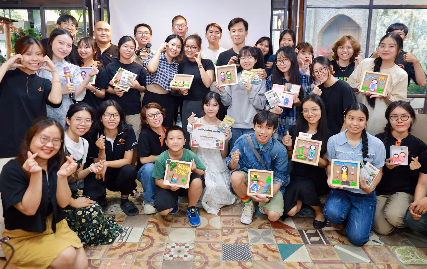 Đông đảo bạn trẻ tham gia workshop “Gấm hoa đất Việt” do 'DOP - Người buôn ước mơ' tổ chức. (Ảnh: Fanpage 'DOP - Người buôn ước mơ') Đông đảo bạn trẻ tham gia workshop “Gấm hoa đất Việt” do 'DOP - Người buôn ước mơ' tổ chức. (Ảnh: Fanpage 'DOP - Người buôn ước mơ')