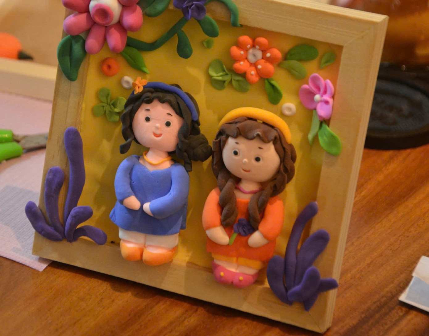 Sản phẩm nặn tranh áo dài từ đất sét. (Ảnh: Fanpage DOP - Người buôn ước mơ) Sản phẩm nặn tranh áo dài từ đất sét. (Ảnh: Fanpage DOP - Người buôn ước mơ)