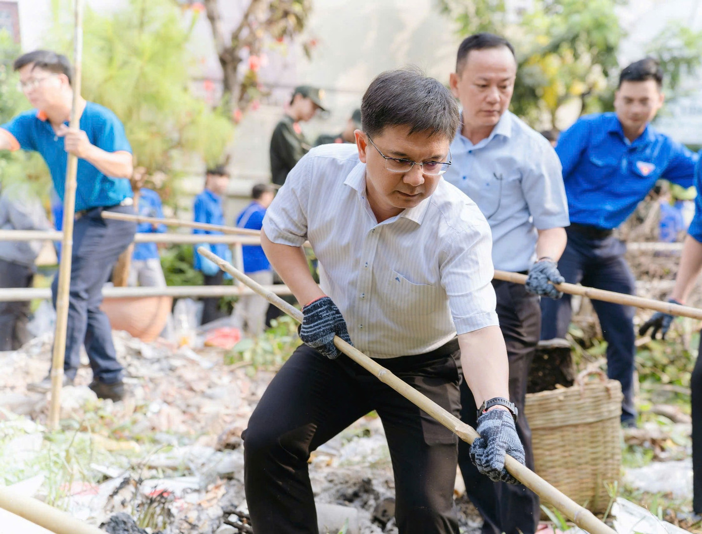 Lãnh đạo Thành ủy TP. HCM và lãnh đạo Thành Đoàn TP. HCM cùng tham gia hoạt động với các bạn đoàn viên, sinh viên. (Ảnh: TLTĐ)
