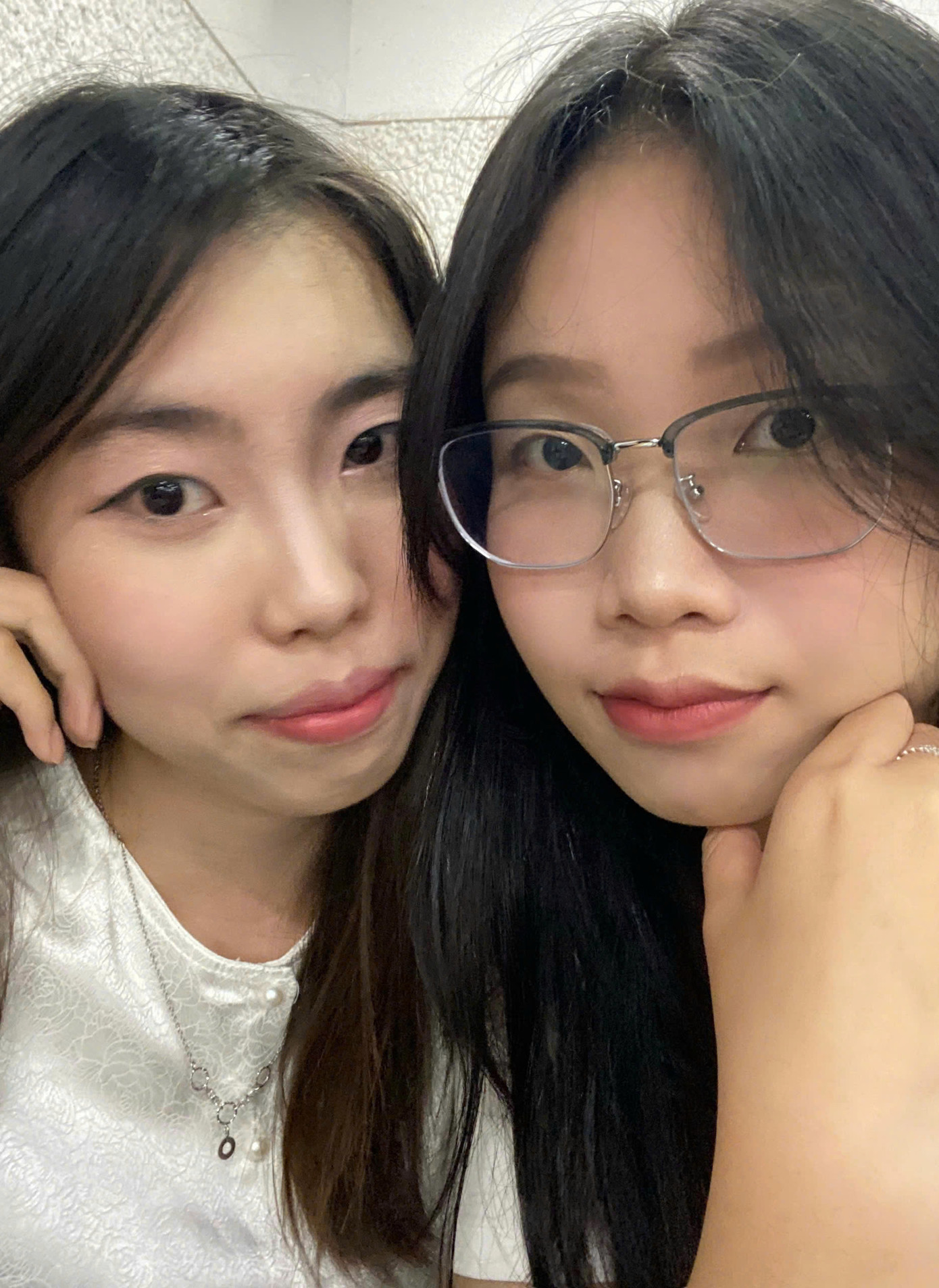 Ny (bên trái) cùng bạn thân Lê Duy Quyên của mình. Ny (bên trái) cùng bạn thân Lê Duy Quyên của mình.