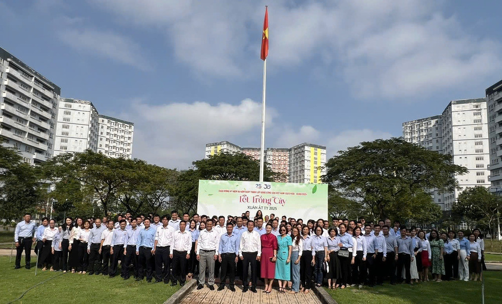 Đông đảo cán bộ, công nhân viên Trung tâm Quản lý KTX ĐHQG TP. HCM hưởng ứng, ra quân &apos;Tết trồng cây’. (Ảnh: ĐHQG TP. HCM)