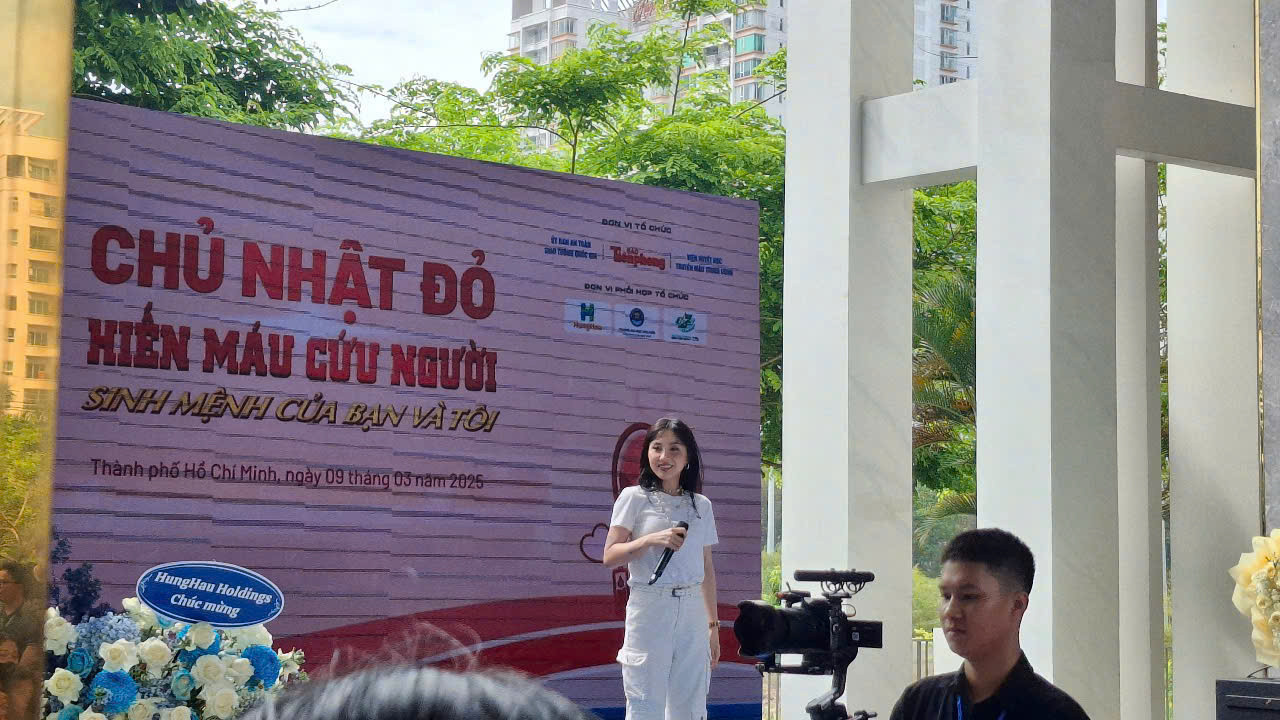 Ca sĩ annie cũng đồng hành cùng Ngày hội hiến máu 'Chủ nhật Đỏ' làm cho không khí Ngày hội càng sôi động hơn. Ca sĩ annie cũng đồng hành cùng Ngày hội hiến máu 'Chủ nhật Đỏ' làm cho không khí Ngày hội càng sôi động hơn.