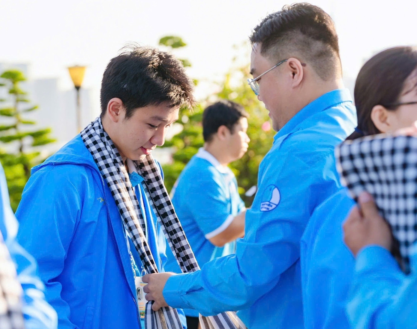 Anh Ngô Minh Hải - Bí thư Thành Đoàn, Chủ tịch Hội Sinh viên TP. HCM trao khăn cho các đại biểu. (Ảnh: TLTĐ) Anh Ngô Minh Hải - Bí thư Thành Đoàn, Chủ tịch Hội Sinh viên TP. HCM trao khăn cho các đại biểu. (Ảnh: TLTĐ)