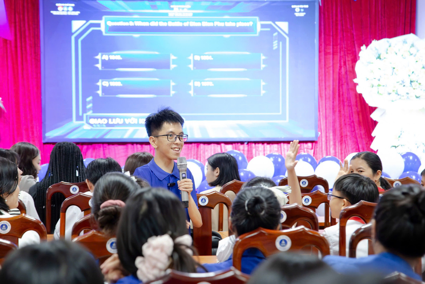 Đình Phúc luôn trau dồi kỹ năng trò chuyện trước đám đông. Đình Phúc luôn trau dồi kỹ năng trò chuyện trước đám đông.