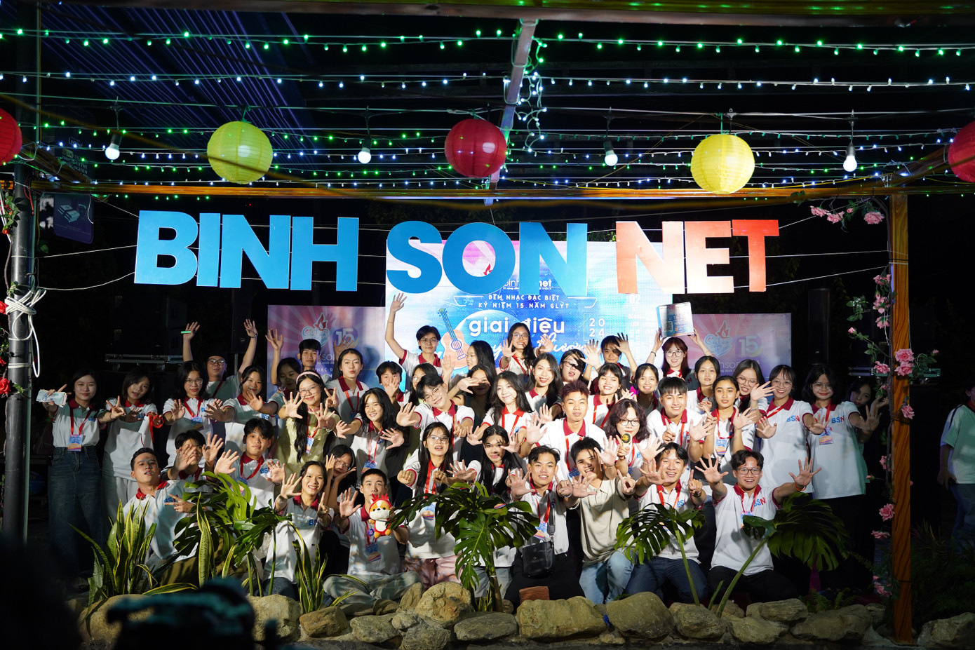 Các thành viên CLB BinhSonNet trong đêm nhạc gây quỹ 'Giai điệu yêu thương', thuộc chuỗi chương trình 'Giữ lửa yêu thương' lần thứ 15.