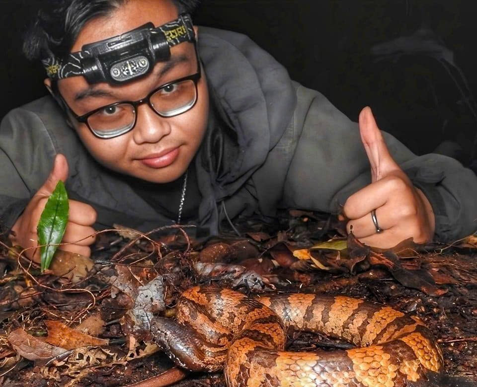 Minh Phú chụp ảnh cùng những “bạn rắn” mà mình tìm thấy trong rừng.