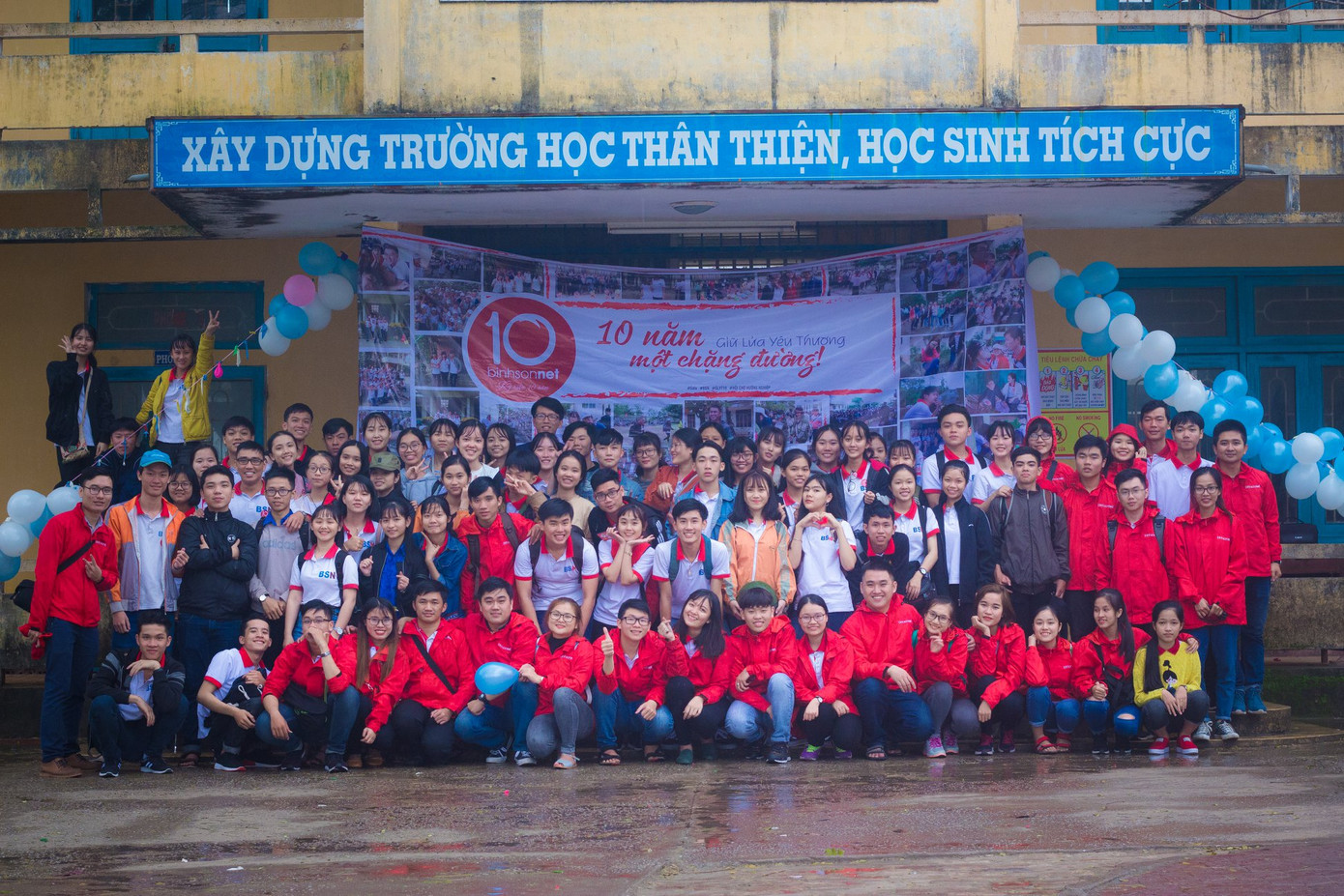 Các thành viên CLB BinhSonNet chụp hình dịp kỉ niệm 'Giữ lửa yêu thương' tròn 10 tuổi.