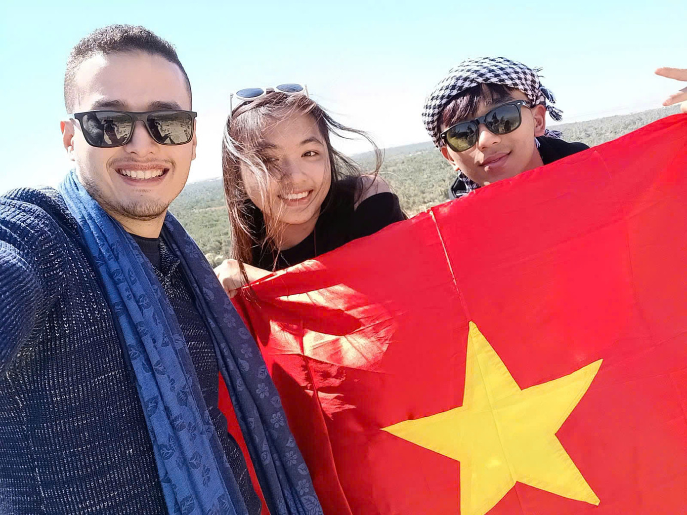 Huy Quang chụp ảnh cùng lá cờ Tổ quốc bên cạnh những người bạn quốc tế. Huy Quang chụp ảnh cùng lá cờ Tổ quốc bên cạnh những người bạn quốc tế.