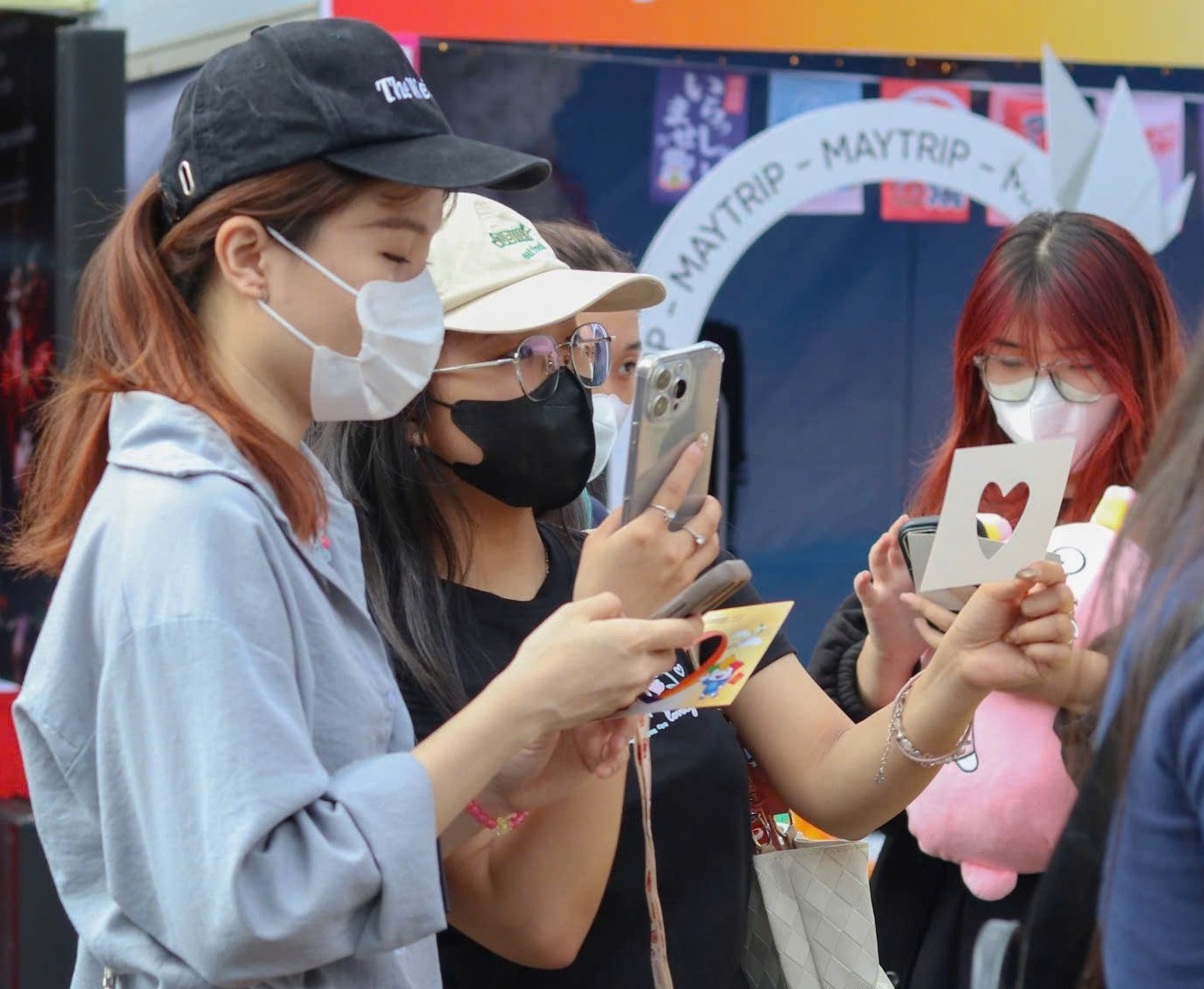 Bạn trẻ xếp hàng chờ check-in và nhận quà từ gian hàng.