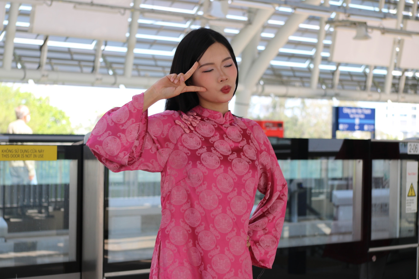 Các bạn trẻ tự hào khi mặc áo dài Tết chụp hình tại tuyến Metro số 1. Các bạn trẻ tự hào khi mặc áo dài Tết chụp hình tại tuyến Metro số 1.