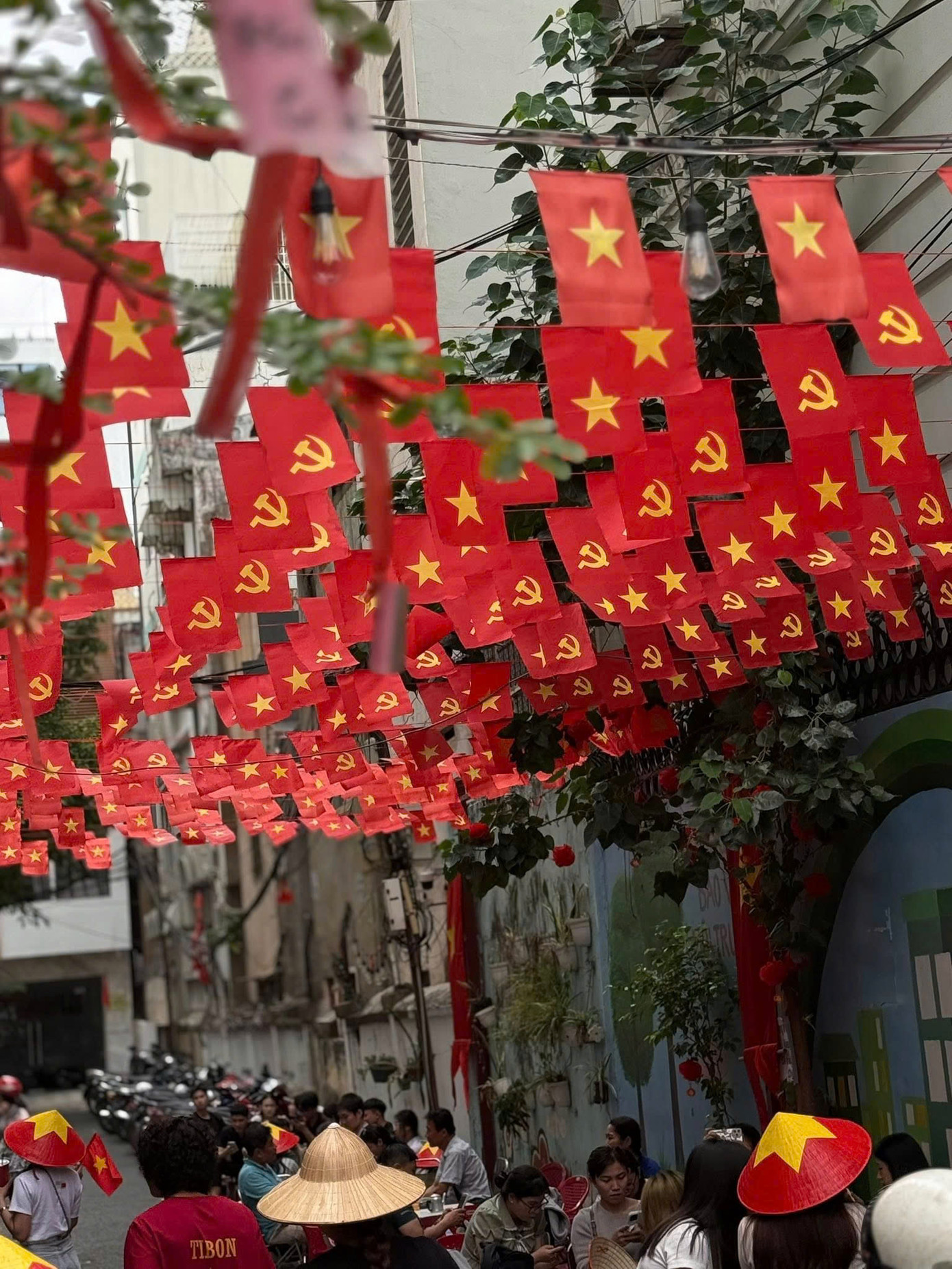 Tibon by Jayden, quán cà phê “ẩn mình” trong con hẻm rợp bóng cờ. (Ảnh: Tibon by Jayden - Sài Gòn). Tibon by Jayden, quán cà phê “ẩn mình” trong con hẻm rợp bóng cờ. (Ảnh: Tibon by Jayden - Sài Gòn).